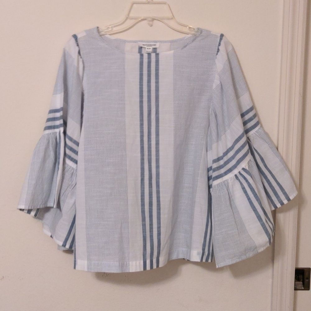 Very Pretty 100% Cotton Top. Bell Sleeves. beachlunchlounge. Size S/P White/Blue